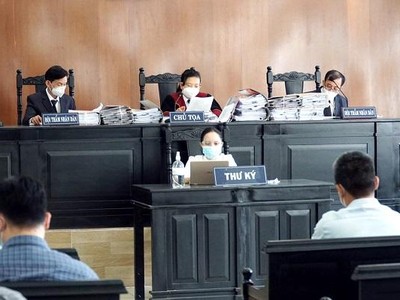 Đại diện ủy quyền bị đơn đề nghị đổi thẩm phán, chủ tọa phiên tòa