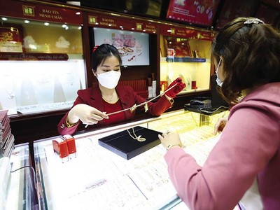 Đầu tuần này, giá vàng trong nước giảm trong khi giá vàng thế giới tiếp tục tăng giá. Ảnh: Đ.T