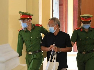 Bị cáo Nguyễn Thành Tài được dẫn giải đến tòa sáng ngày 18/11