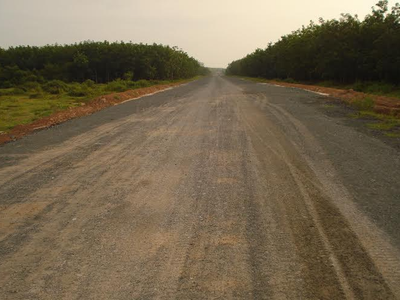 Một đoạn đường Hồ Chí Minh đoạn Chơn Thành - Đức Hòa đang còn thi công dang dở (Ảnh: báo Tây Ninh)