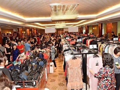 Các Factory Outlet chỉ bán hàng giảm giá đã qua hai ba mùa, hàng tồn kho lâu năm và được giảm giá quanh năm, có tính chất khác với chương trình khuyến mãi theo đợt và online tại các cửa hàng chính thống