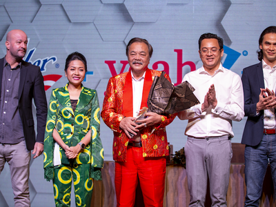 Ông Nguyễn Ảnh Nhượng Tống (thứ hai từ phải sang) và lãnh đạo Tân Hiệp Phát tại buổi lễ ký kết hợp tác toàn diện vào tháng 3/2020 (Ảnh tư liệu).