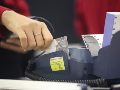 Thanh toán bằng tiền mặt đã giảm đáng kể thời gian qua. 