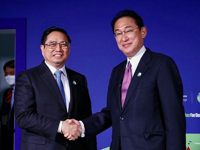 Thủ tướng Phạm Minh Chính và Thủ tướng Nhật Bản Kishida Fumio gặp gỡ bên lề Hội nghị COP26 (Ảnh: TTXVN)