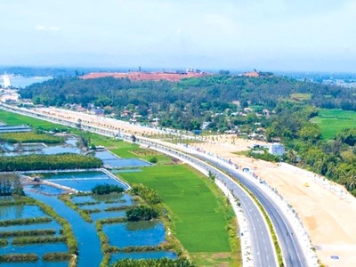 Đường Hoàng Sa kết nối TP. Quảng Ngãi về phía biển đã tạo sự liên kết cho địa phương thực hiện ý tưởng mở rộng đô thị biển và sông