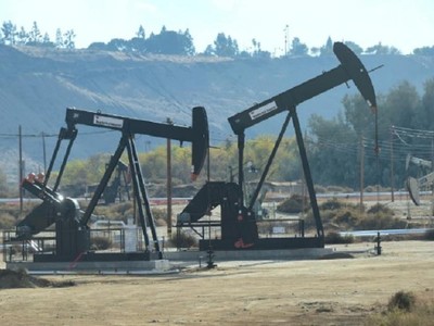 Giá dầu thô Mỹ rớt hơn 6,2% còn 73,58 USD/thùng trong phiên giao dịch sáng 26/11. Ảnh: AFP