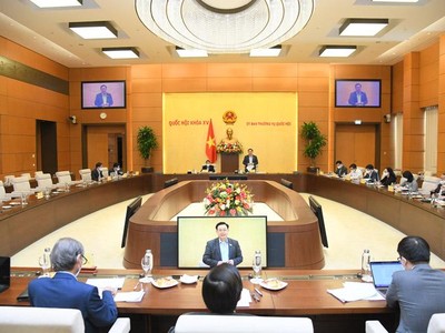 Chủ tịch Quốc hội làm việc với Thường trực Ủy ban Kinh tế và nhóm chuyên gia, nhà nghiên cứu sáng 30/11. (Ảnh - Quochoi.vn)