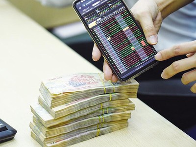 Trước sức hấp dẫn của thị trường chứng khoán hiện nay, nhiều nhà đầu tư đang dồn vốn đầu tư cổ phiếu. Ảnh: Đ.T