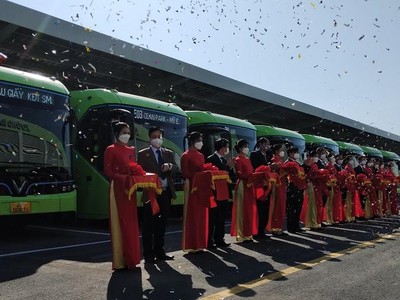 Lãnh đạo Tp Hà Nội, Ủy ban ATGT Quốc gia tham gia cắt băng khai trương tuyến xe buýt điện E03.