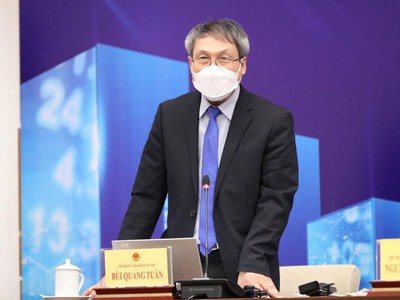 PGS.TS Bùi Quang Tuấn, Viện trưởng Viện Kinh tế Việt Nam trao đổi tại cuộc họp báo. (Ảnh - Duy Linh)