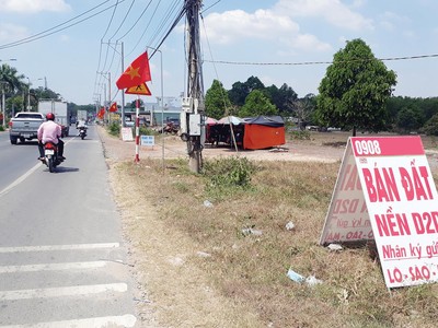 Rao bán đất dọc tuyến đường dẫn đến Khu tái định cư Lộc An - Bình Sơn. Ảnh: Việt Dũng