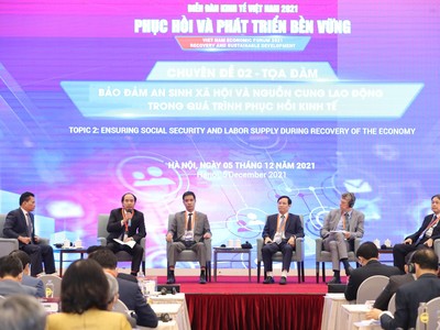 Phiên thảo luận về các nội dung bảo đảm an sinh xã hội và nguồn cung lao động trong quá trình phục hồi kinh tế chiều 5/12.