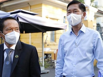 Ông Trần Vĩnh Tuyến, cựu Phó chủ tịch UBND TP.HCM cùng Luật sư đến tòa từ sáng sớm