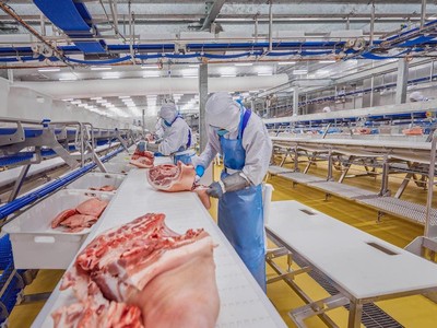 Người lao động làm việc tại nhà máy chế biến thịt của Masan MEATLife. (Nguồn: Masan MEATLife).