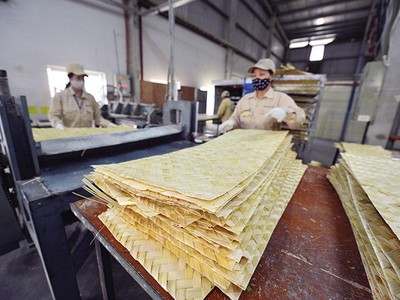 Kiệt quệ sau đại dịch, nhiều doanh nghiệp đang rất cần vốn để đầu tư phục hồi sản xuất. Ảnh: Đức Thanh