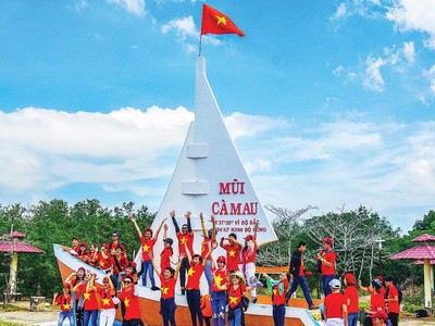 Cà Mau vừa chủ động phòng chống dịch, vừa đẩy mạnh phục hồi, phát triển kinh tế. Trong ảnh: Du khách tham quan Cà Mau khi dịch Covid-19 chưa bùng phát