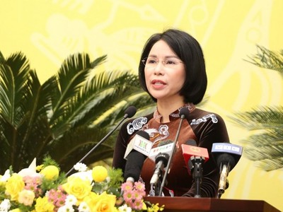 Bà Trần Thị Nhị Hà, Giám đốc Sở Y tế trả lời chất vấn của đại biểu HĐND thành phố Hà Nội về công tác điều trị F0 và quản lý F1 tại nhà. 