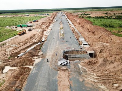 Thi công hoàn thiện tuyến đường chính trong Khu tái định cư Lộc An - Bình Sơn. (Ảnh: Công Phong/TTXVN)