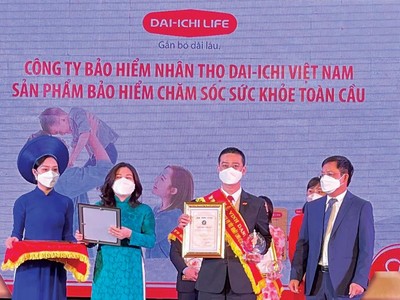 Ông Ngô Việt Phương, Phó tổng giám đốc Kinh doanh Dai-ichi Life Việt Nam, nhận giải thưởng “Top 100 sản phẩm, dịch vụ tốt nhất cho gia đình, trẻ em” năm 2021