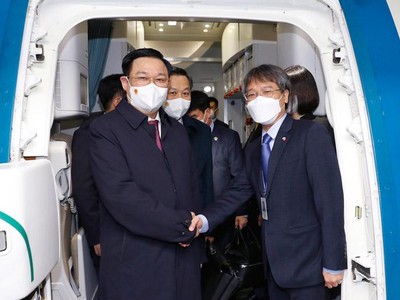 Chủ tich Quốc hội Vương Đình Huệ tại sân bay Incheon (Ảnh: TTXVN)