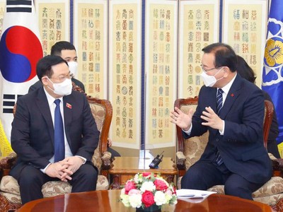 Chủ tịch Quốc hội Vương Đình Huệ hội kiến Thủ tướng Nội các Hàn Quốc Kim Boo Kyum (Ảnh: DT).