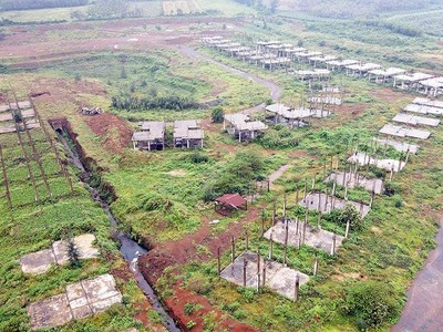 Dự án AE Resort Cửa Tùng mới thi công được một số cọc bê tông rồi bỏ hoang gần 2 năm nay ảnh: minh tân