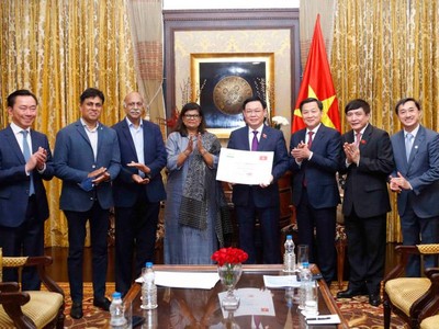 Chủ tịch Quốc hội nhận 200.000 liều vaccine Covaxin phòng Covid – 19 được bà Suchitra Ella, Giám đốc điều hành Tập đoàn Bharat Biotech tặng cho trẻ em Việt Nam (Ảnh: DT)