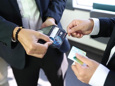 Khách hàng có thể mua vé xe buýt điện Vinbus bằng thẻ ngân hàng