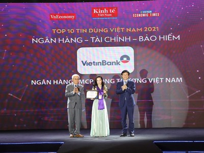 Bà Ngô Thu Phương (ở giữa) – Đại diện VietinBank nhận giải thưởng