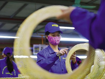 Doanh nghiệp còn đối mặt nhiều khó khăn trước diễn biến phức tạp của Covid-19. Ảnh: Đức Thanh