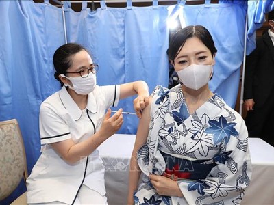 Nhân viên y tế tiêm vaccine phòng COVID-19 cho người dân tại Tokyo, Nhật Bản. Ảnh: AFP/TTXVN 
