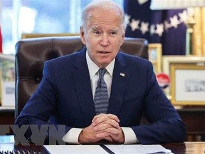 Tổng thống Mỹ Joe Biden (giữa) chủ trì một phiên họp tại Nhà Trắng ở Washington, DC. (Ảnh: AFP/TTXVN)