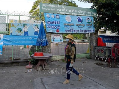 Người dân đeo khẩu trang phòng lây nhiễm COVID-19 tại Phnom Penh, Campuchia. Ảnh tư liệu: AFP/TTXVN 