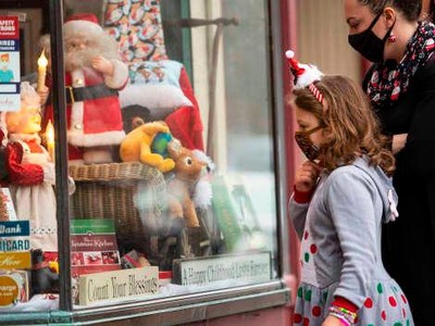 Khách hàng mua sắm đồ trang trí cho lễ Giáng sinh tại chuỗi cửa hàng Williams & Sons Country ở Massachusetts, Mỹ. Ảnh: AFP