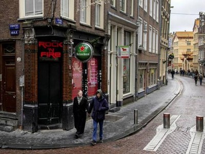 Châu Âu thắt chặt hạn chế đối phó biến thể Omicron. Ảnh: EPA