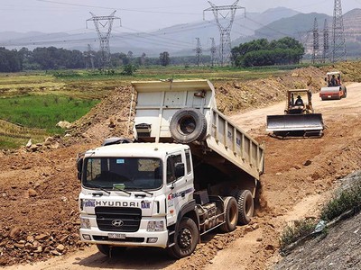 Một nguyên nhân chính làm chậm giải ngân vốn đầu tư công là vướng mắc trong giải phóng mặt bằng. Ảnh: Đức Thanh