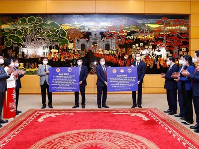 Bàn giao vaccine, vật tư, nguyên liệu điều chế thuốc và kinh phí cho các cơ quan, doanh nghiệp của Việt Nam. (Ảnh: DT)