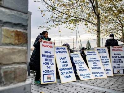 Các nhà vận động Mỹ tập trung ở Washington, D.C. để kêu gọi thượng nghị sĩ Joe Manchin thông qua Dự luật Build Back Better. Ảnh: AFP