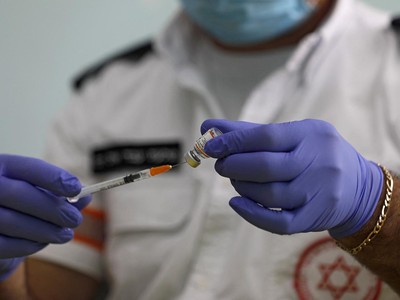 Nhân viên y tế Israel chuẩn bị mũi tiêm vaccine COVID-19 cho một học sinh tại làng Druze trên Cao nguyên Golan vào ngày 12/12. Ảnh: AFP 
