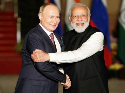 Tổng thống Nga Putin bắt tay Thủ tướng Ấn Độ Modi trong cuộc gặp tại New Delhi ngày 6/12. Ảnh: Reuters
