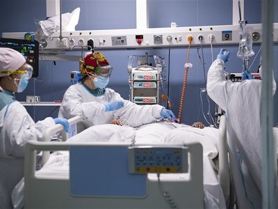 Nhân viên y tế điều trị cho bệnh nhân COVID-19 tại bệnh viện ở Barcelona, Tây Ban Nha, ngày 4/8/2021. Ảnh: AFP/ TTXVN