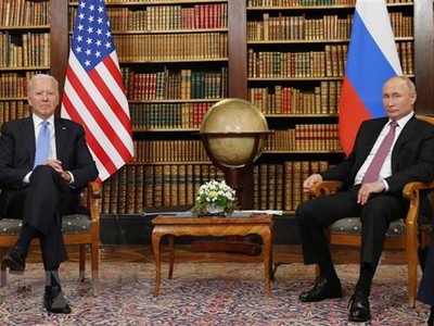 Tổng thống Mỹ Joe Biden (trái) và Tổng thống Nga Vladimir Putin (phải) tại cuộc gặp ở Geneva, Thụy Sĩ, ngày 16/6/2021. (Ảnh: AFP/TTXVN)