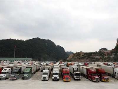 Xe chờ thông quan hàng hóa tại bãi xe cửa khẩu Tân Thanh (ảnh tư liệu). (Ảnh: Phạm Hậu/TTXVN)