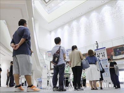 Người dân xếp hàng chờ tiêm vaccine phòng COVID-19 tại Nagoya, Nhật Bản. Ảnh: Kyodo/TTXVN