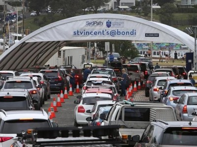 Người dân Australia xếp hàng chờ xét nghiệm Covid-19 tại bãi biển nổi tiếng Bondi của thành phố Sydney. Ảnh Getty.