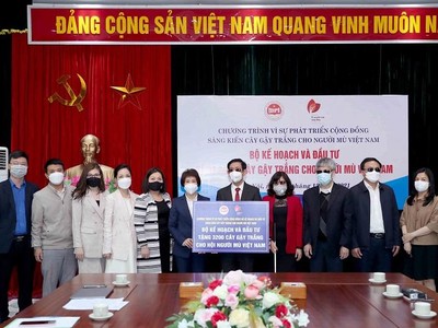 Thứ trưởng Bộ Kế hoạch và Đầu tư Nguyễn Thị Bích Ngọc trao tặng 3.200 cây gậy trắng cho Hội người mù Việt Nam (Ảnh: Đức Trung)