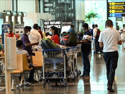 Hành khách tại sân bay quốc tế Changi, Singapore. Ảnh: AFP/TTXVN