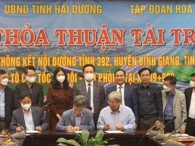 Lễ ký văn bản thỏa thuận tài trợ đầu tư xây dựng hoàn thiện nút giao liên thông kết nối đường tỉnh 392 vào đường ô tô cao tốc Hà Nội - Hải Phòng. Ảnh: Cổng thông tin điện tử tỉnh Hải Dương