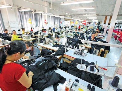 Người dân và doanh nghiệp luôn là trọng tâm trong chính sách phát triển của tỉnh Phú Yên. Trong ảnh: Dây chuyền sản xuất tại Công ty cổ phần An Hưng (Phú Yên)