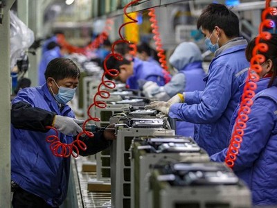 Một dây chuyền sản xuất máy điều hòa không khí tại TP. Vũ Hán, Trung Quốc. Ảnh: AFP